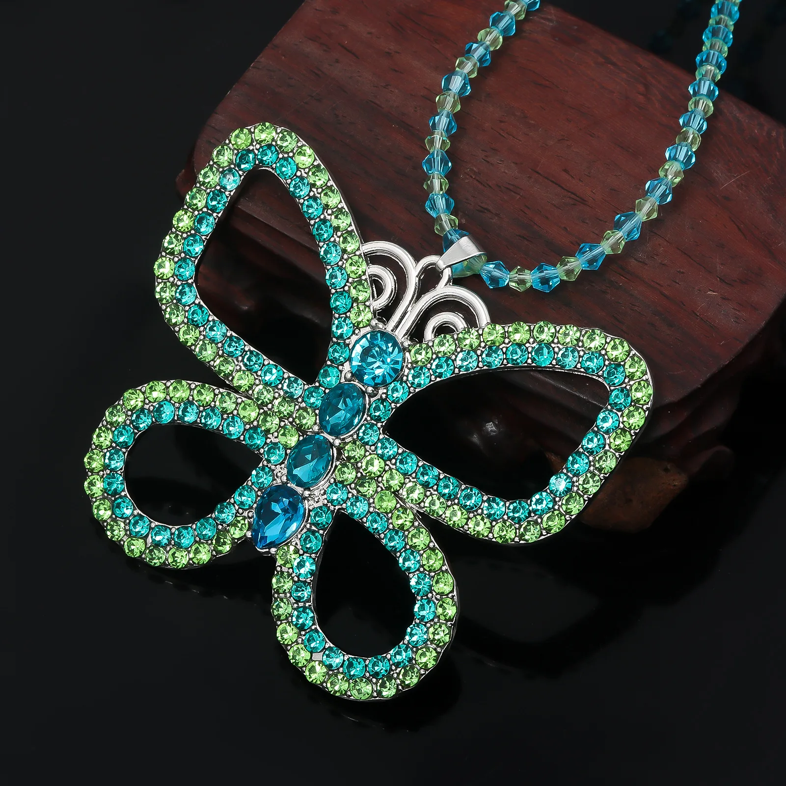 ZAKOL Blingende Strass-Schmetterlings-Halskette mit Perlenkette und Kristall-Schmetterlingsanhänger für Damen, Modeschmuck