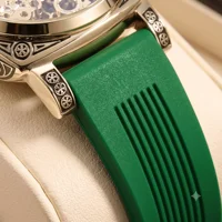 Une montre décontractée et élégante pour homme, de couleur jaune-vert, dotée d’un bracelet orné de motifs gravés complexes et d’un mouvement mécanique entièrement automatique. 3