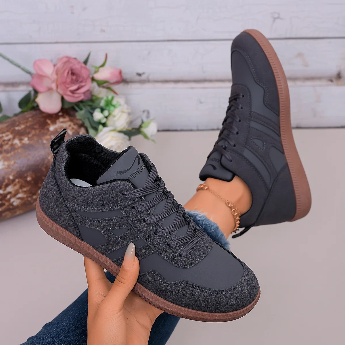 New 2025 Ladies Black Soft-soled Comfortable Sneakers Women's Leisure Joker Walking Shoes Tenis Feminino Zapatillas Mujer