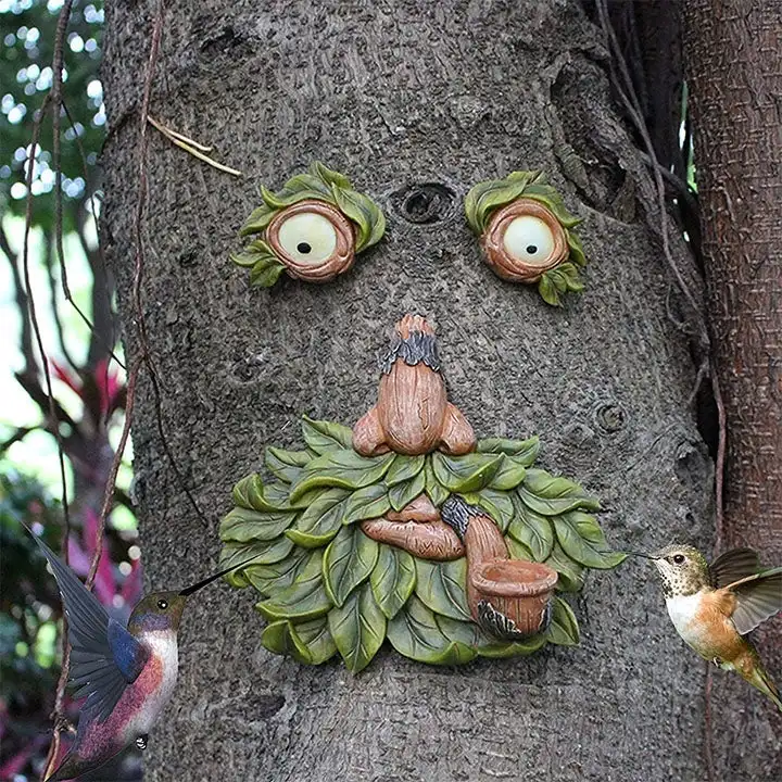 Uniques Tree Face Bird Feeders Statues Decor Garden Outdoor Bark Monster Bird Feeder Glow in The Dark Eyes Wall Decor Pendant