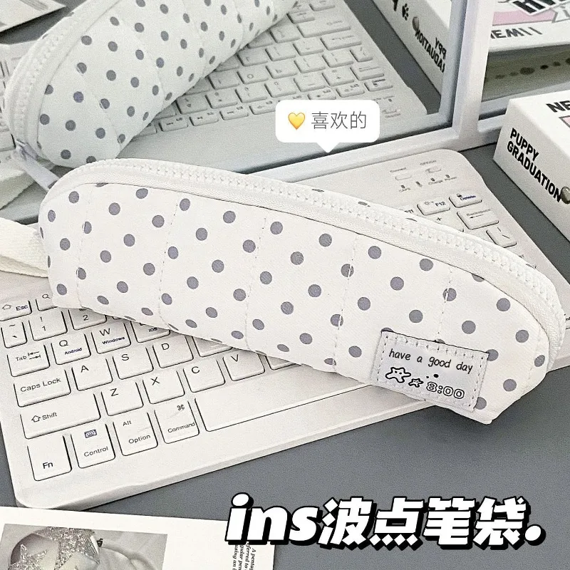 Astuccio portapenne a pois per cancelleria - immagine 2