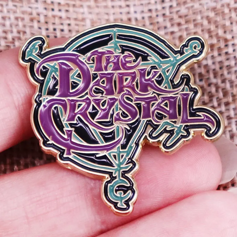 Escuro fantasia filme escuro x cristal logotipo esmalte pino distintivo broche mochila decoração jóias