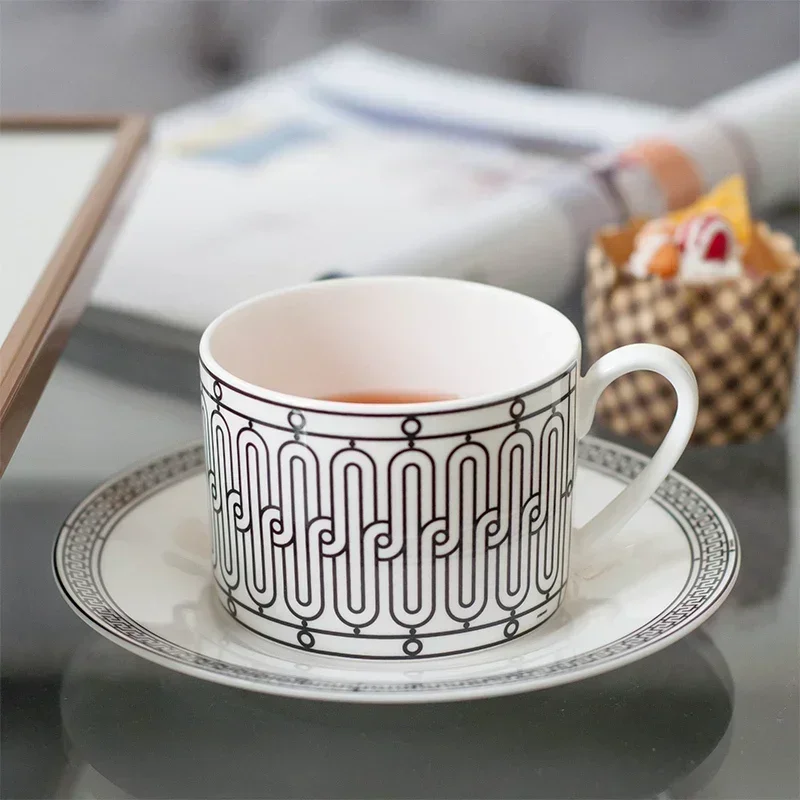 Bone China Tableware Suit European-Style Creative Luxury Combination Cups Dishes and Plates Sets Nordic Kitchen Ceramic Tableware Set