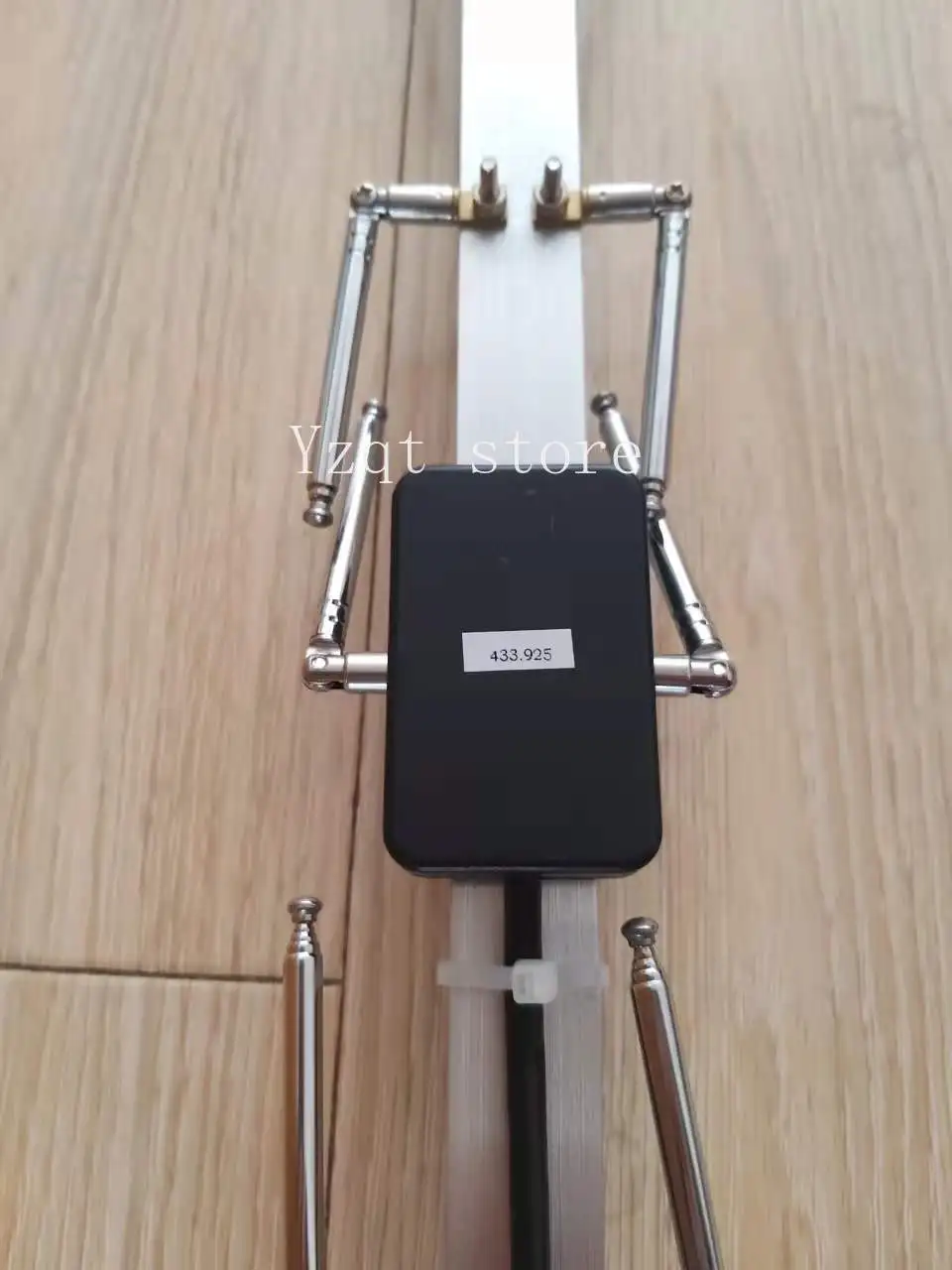 Handheld Yagi antenna for direction finding and tracking, with folding capability