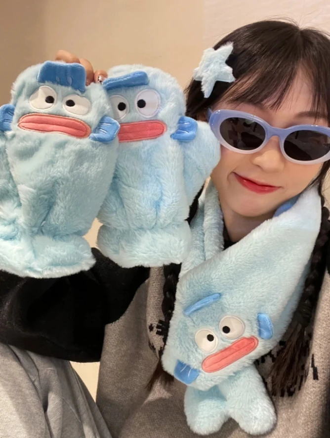 [2 pieces of ugly fish scarf and gloves]