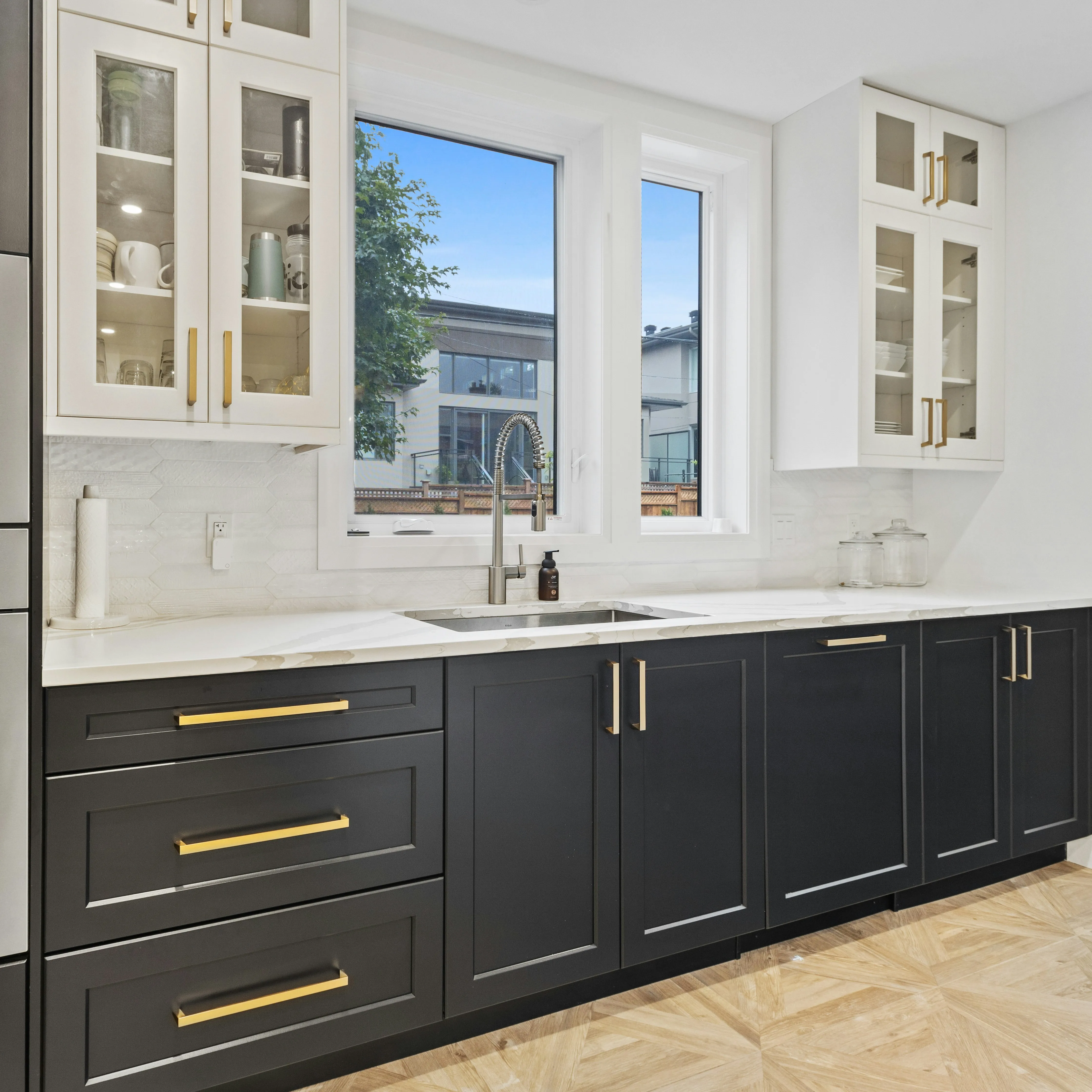 ชุดตู้ครัวสไตล์อเมริกันคลาสสิก ดีไซน์ทันสมัย หน้าบานหินอ่อนแท้ โครงไม้เนื้อแข็งสีดำแบบ Shaker 1