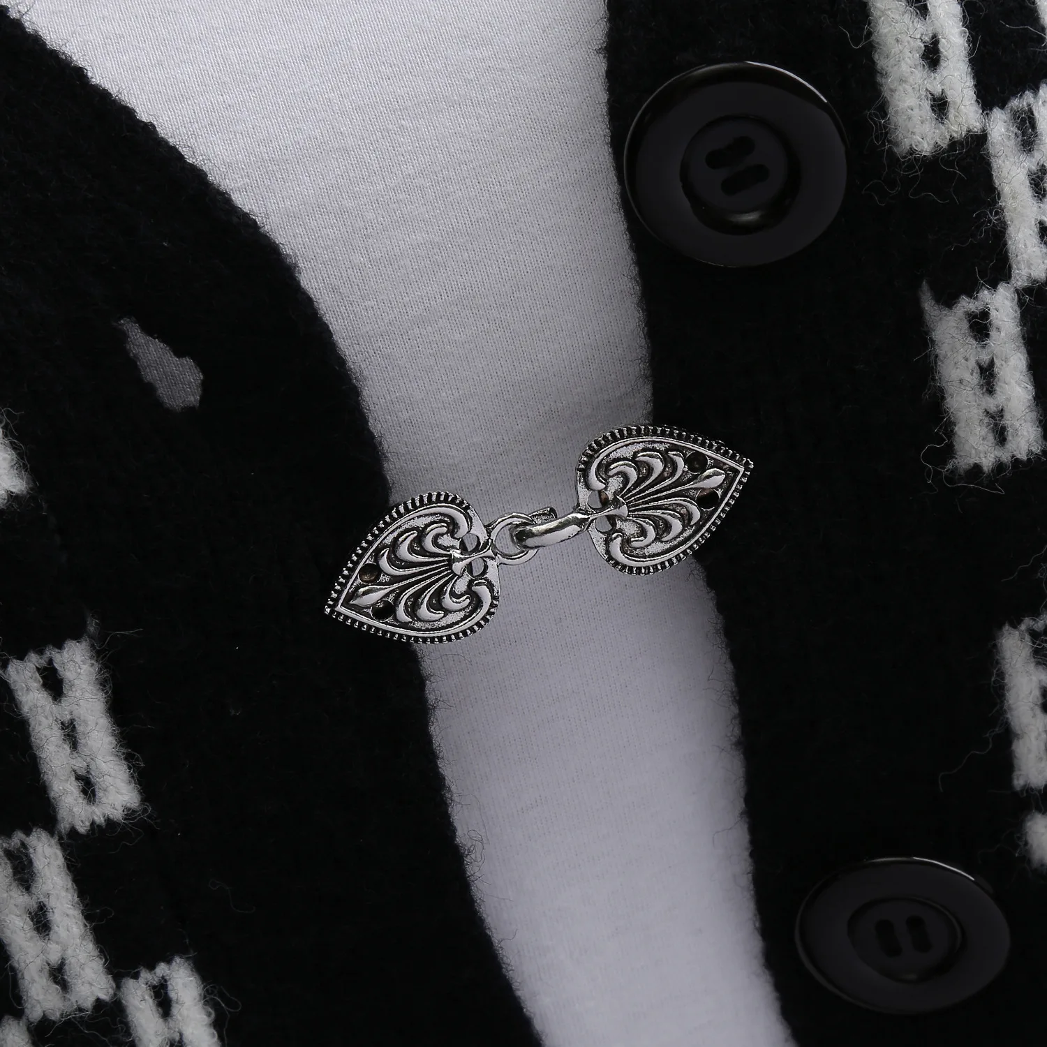 Vintage Sweater Swirl Clip Cape Cloak Clips for Dress Retro Cardigan Clip Shawl Clasp Shirt Button for Girl Women 1 Pair