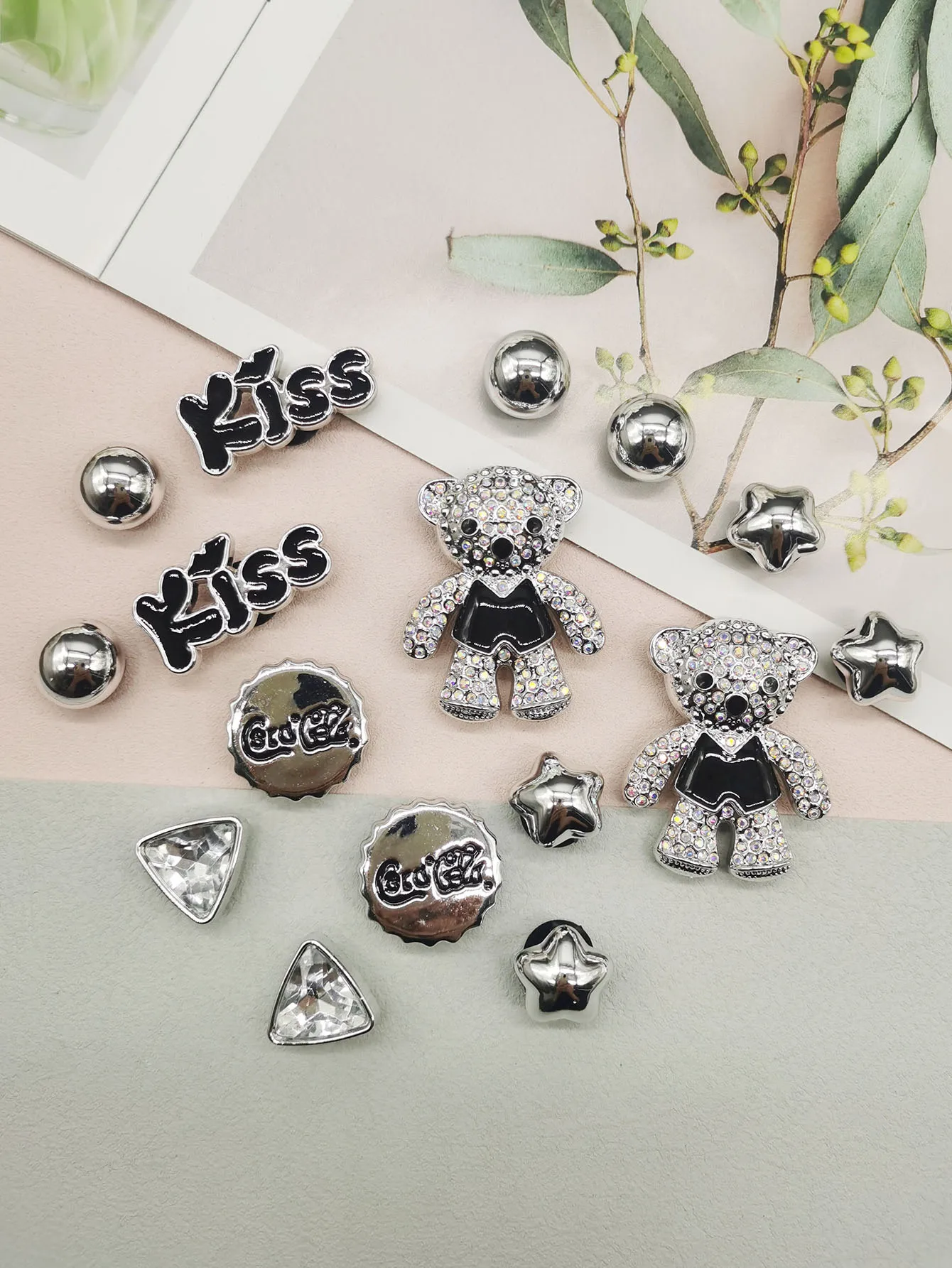 16 Stück Silberne Bären-Schuhcharms Dekorationen Abnehmbare Kappe Clogs Schuhschnalle DIY Zubehör Glitzernde Multifunktionale KISS Schuhclips – Detail 6