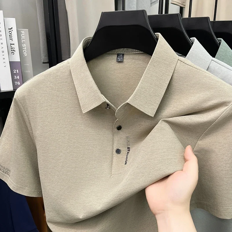 Polo da uomo in maglia melange opaca premium con colletto a tre bottoni, maniche con grafica a lettere, elastico e antipiega, ideale per il tempo libero. - immagine 2