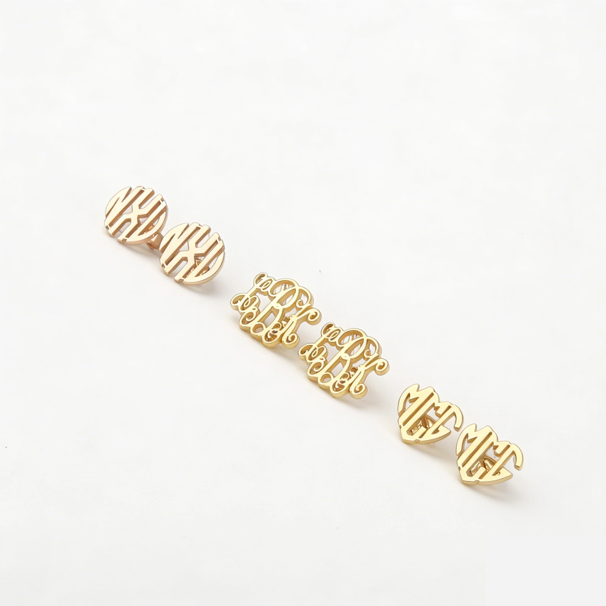Personalisierte Monogramm-Ohrringe, vergoldet, individuelle Initialen-Ohrstecker für Frauen, kursive Buchstaben, zierlicher minimalistischer Schmuck – Detail 5