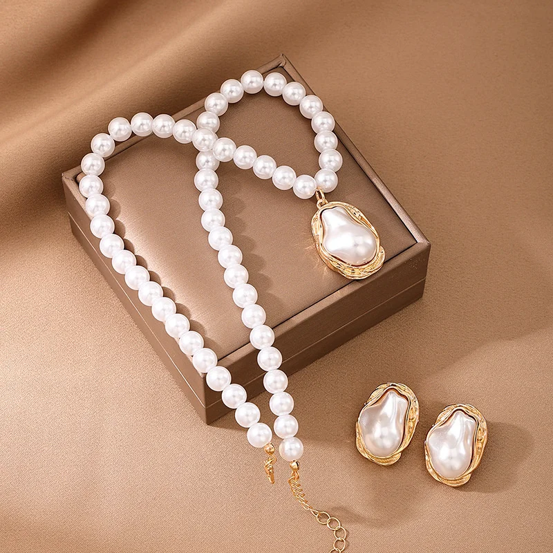 قلادة لؤلؤ وأقراط باروك بتصميم هندسي أنيق