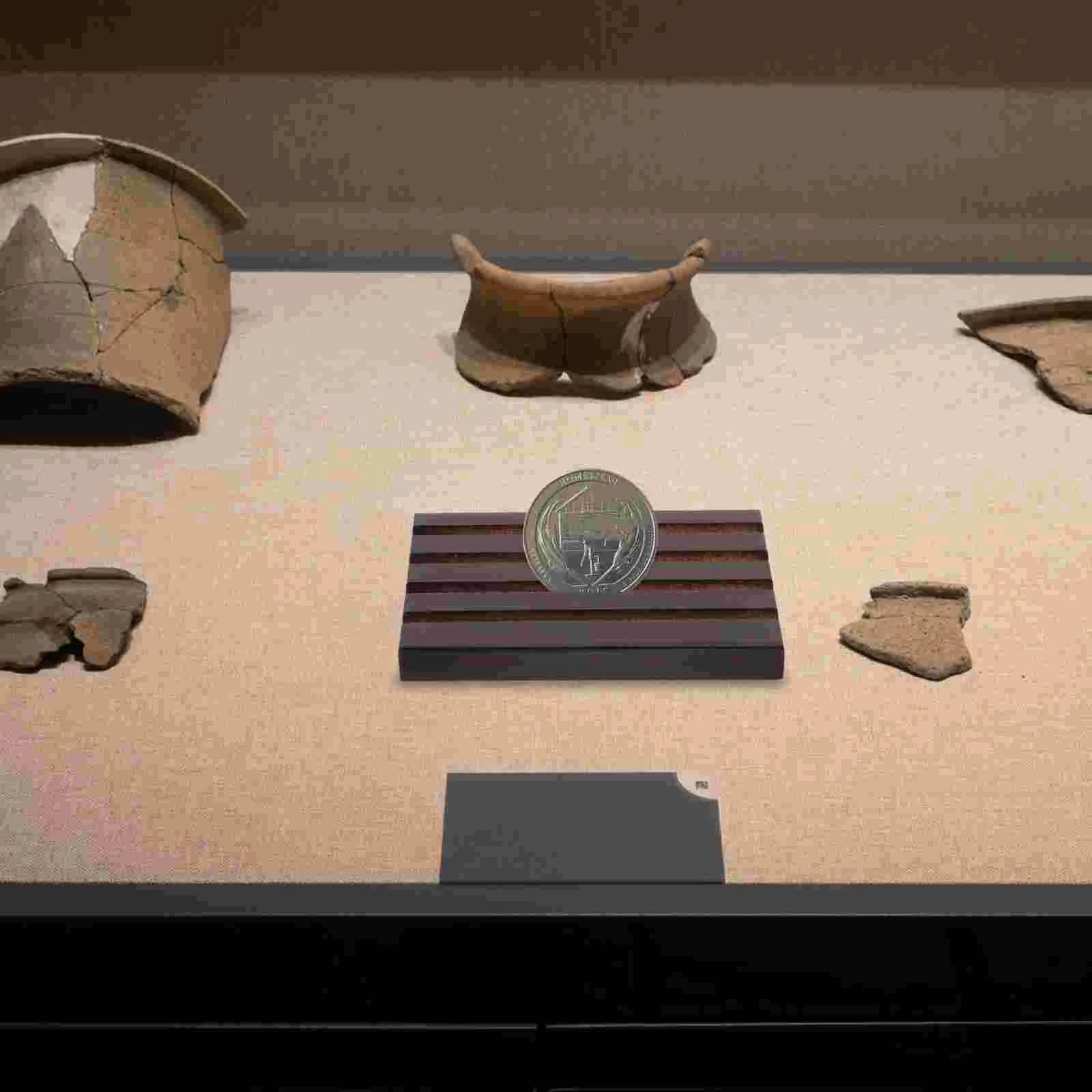 

Display Shelves Commemorative Rack Collection Appraisal Supplies Coins Holder Commemorate Wooden Stand