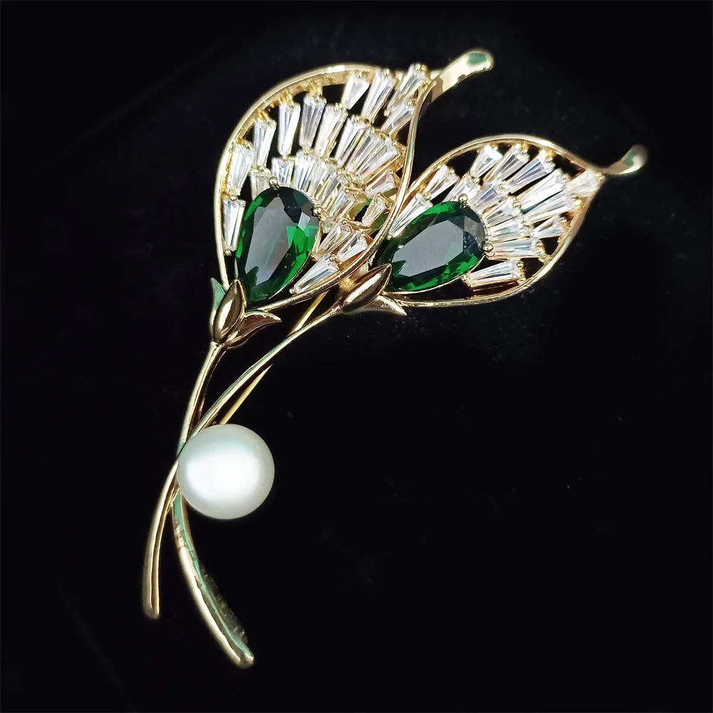 

Fashionable and High-end Hollowed Out Design Calla Lily Brooch Elegant Freshwater Pearl Green Zircon Plant Flower Pin