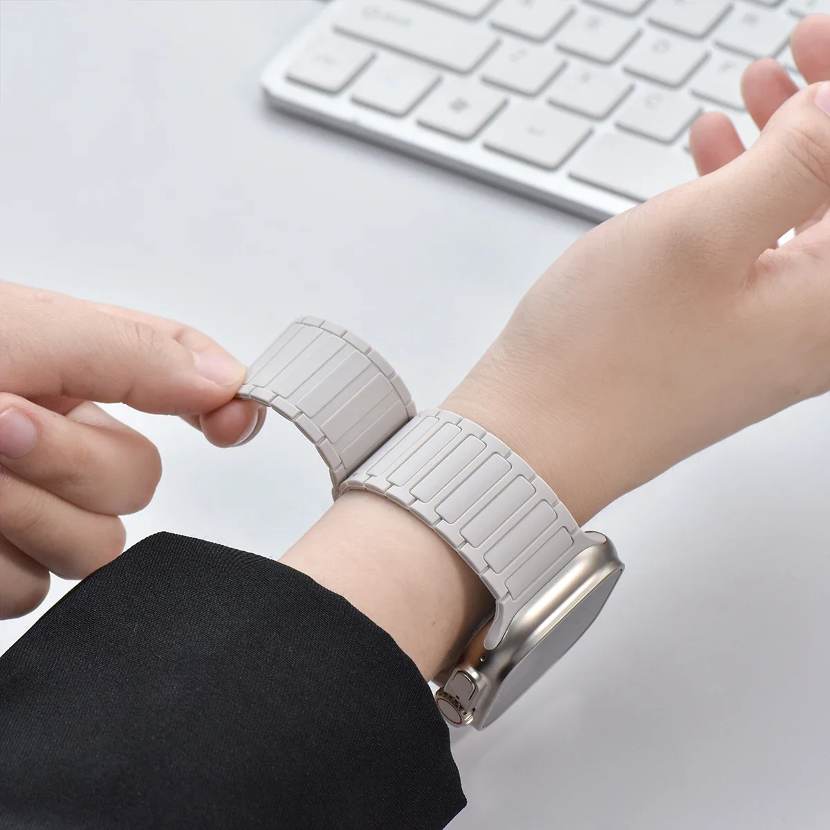 รูปสินค้า สายแม่เหล็ก Apple Watch ยืดหยุ่น ติดตั้งง่าย