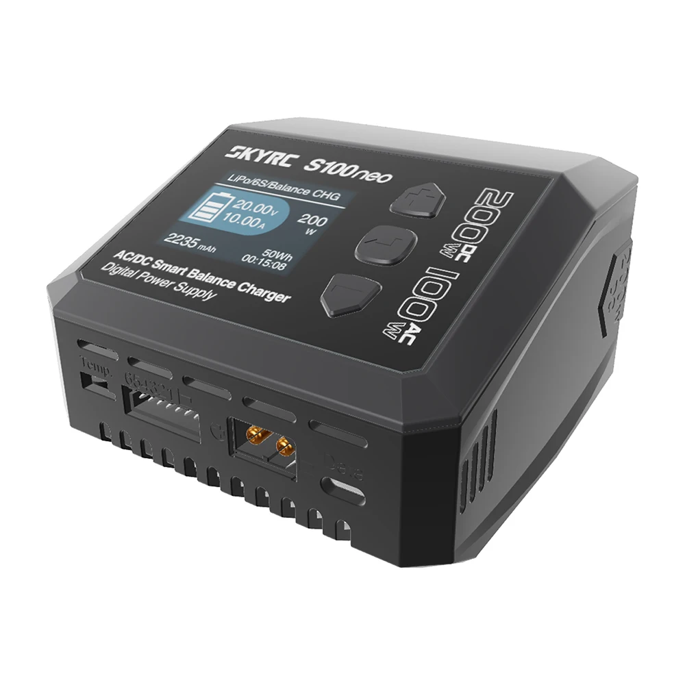 Face avant du chargeur RC SkyRC S100neo avec boutons de navigation et ports de sortie