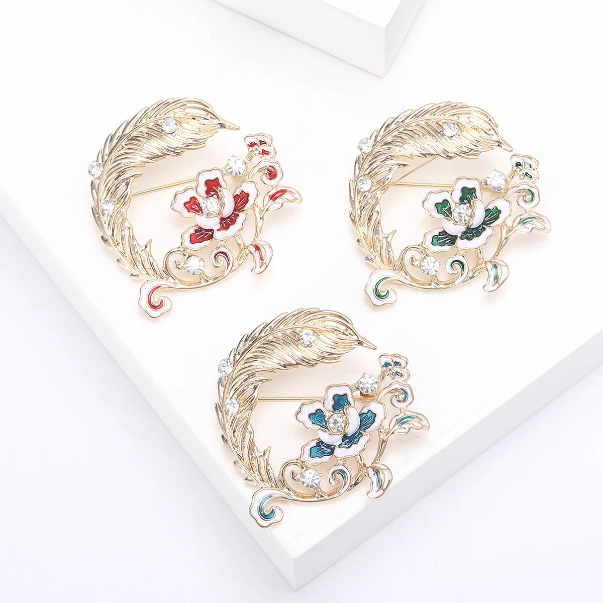 

Beautiful Feather Flower Brooch Ladies Unisex Gum 2 Colored Enamel Circle Party Office Brooch Gift Gift