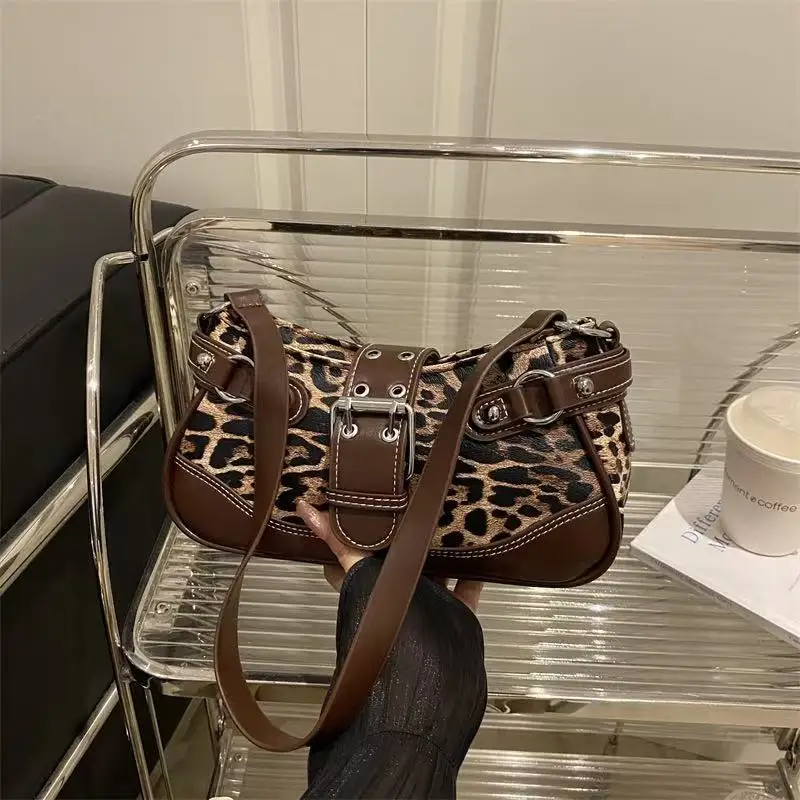 Bolsa de Ombro Feminina com Estampa Leopardo Retrô