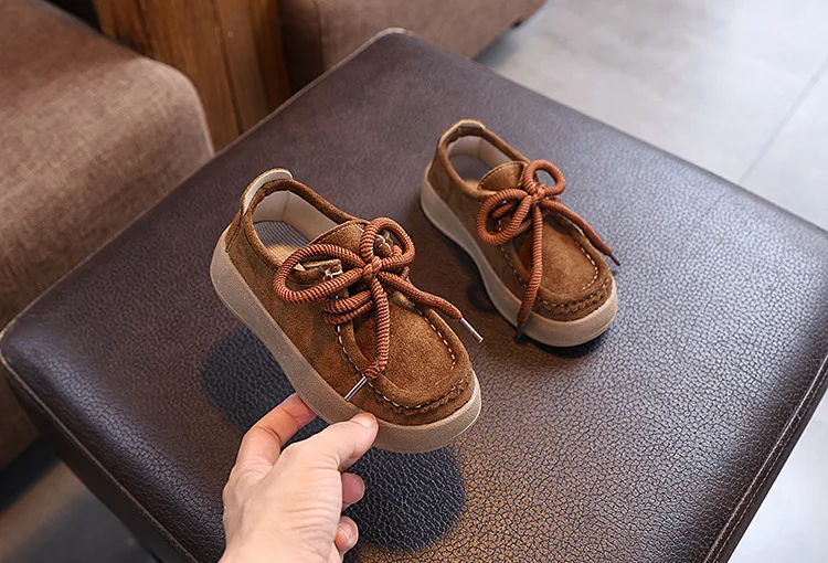 2026 Neue Modische Kinder-Freizeitschuhe Retro Weichsohlen-Kinderschuhe aus Leder Runde Zehenpartie Jungen Mädchen Flache Schuhe Klassischer Britischer Stil – Detail 10
