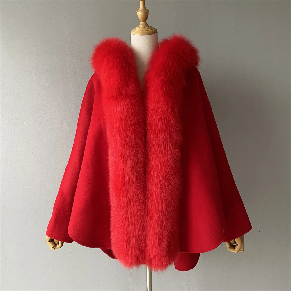 Women's coat with fox fur - sophisticated detail shot