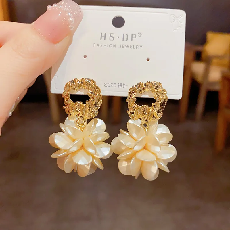 Elegant and Exquisite Acrylic Petal Pendant Earrings for Women New Classic Jewelry Unusual Earrings for Luxury Party Girls