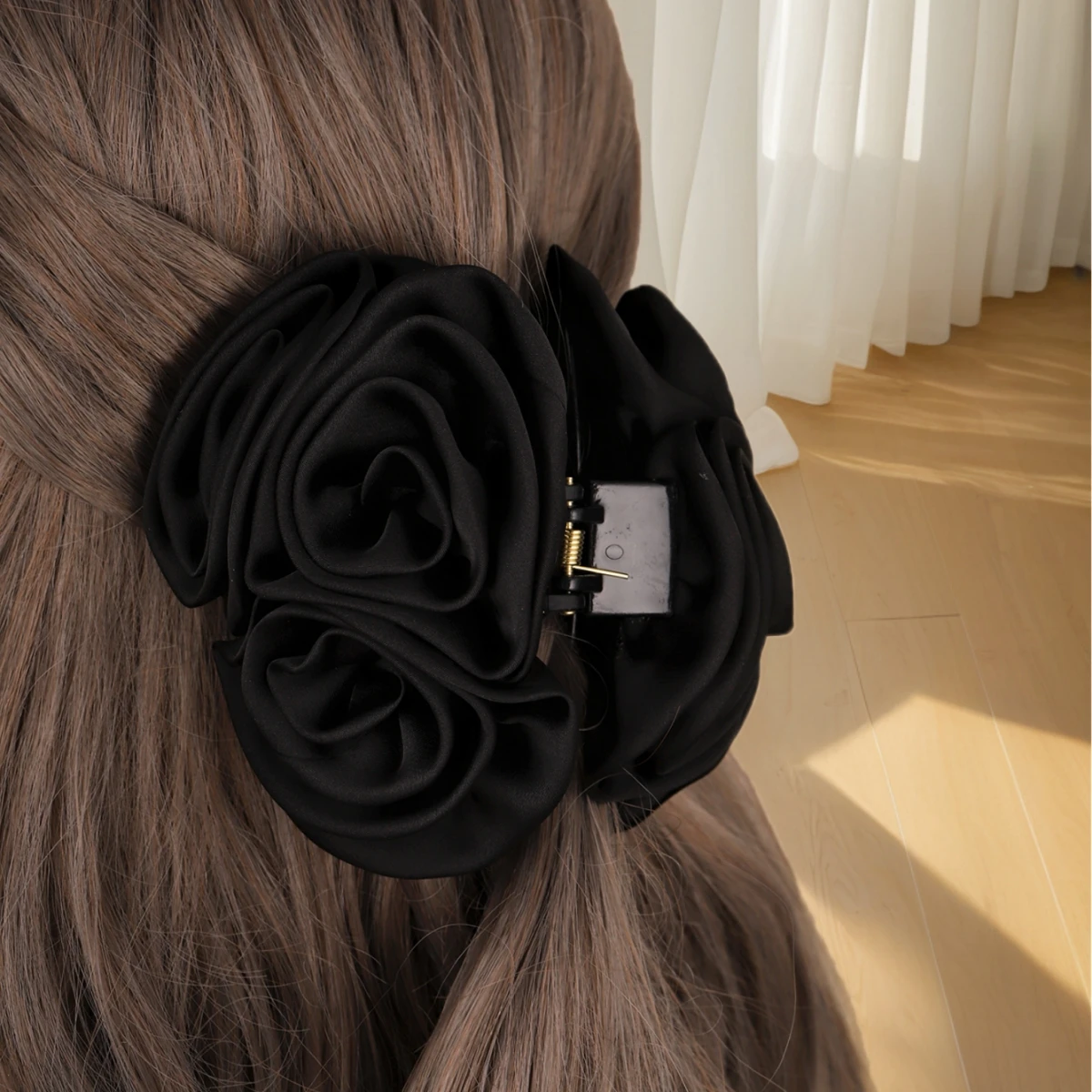 Der 1-teilige mehrfarbige Rosen-Greifclip ist einfach und vielseitig und perfekt für Feiertagsdates und Partys – Detail 1