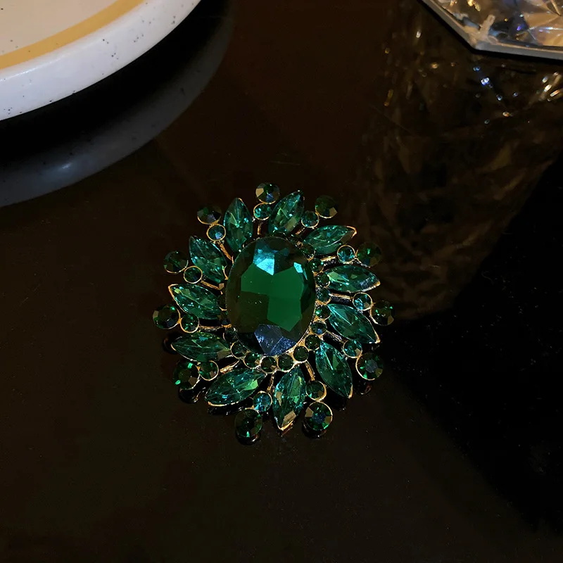 Owalna szmaragdowa ćwiekowana broszka z kwiatem moda europejska Vintage zielony stras broszka Pin wszechstronny płaszcz akcesoria kobiece odznaka