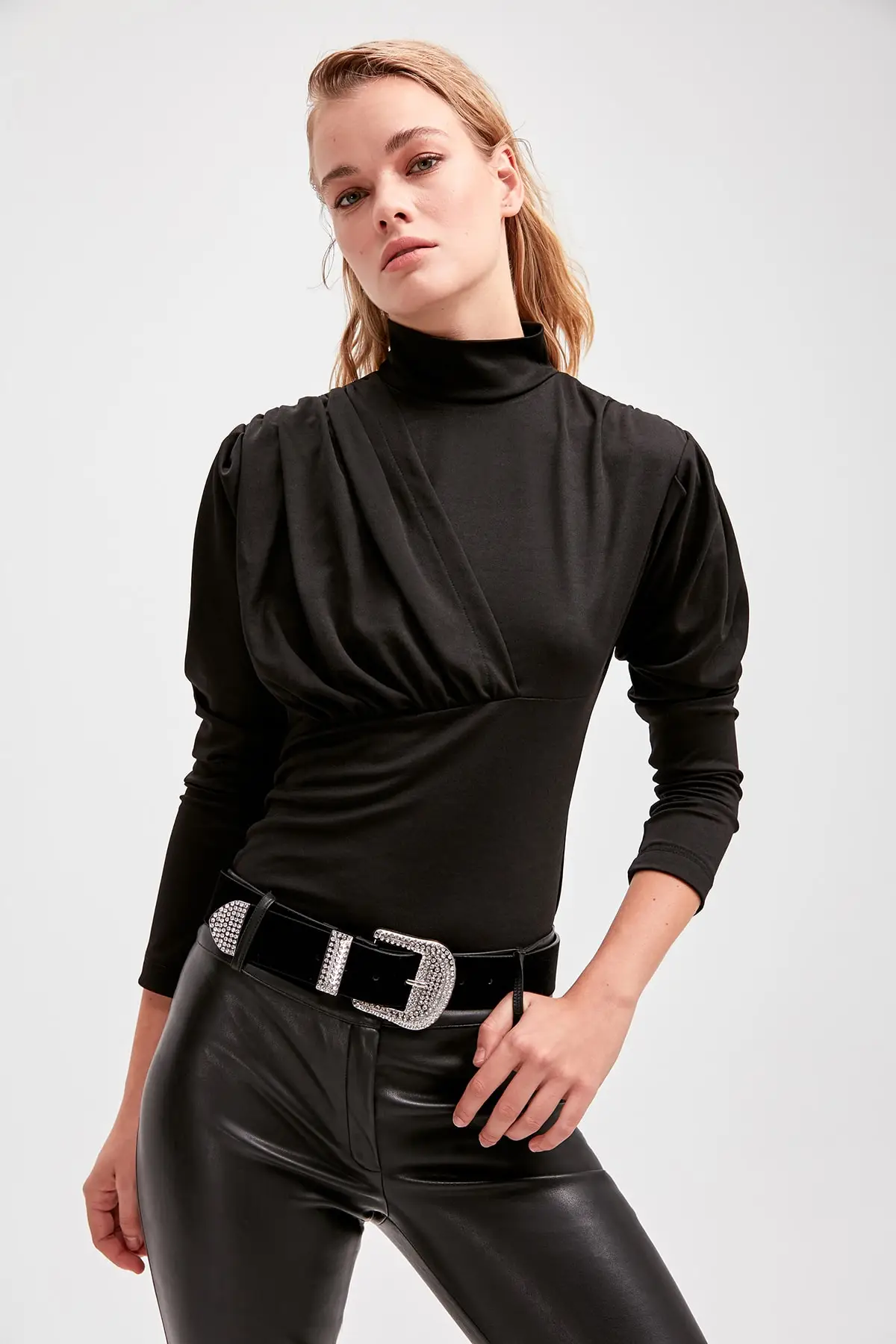 Trendyol черный Drapeli Вязание Вертикальный Воротник тела TWOAW20BD0041