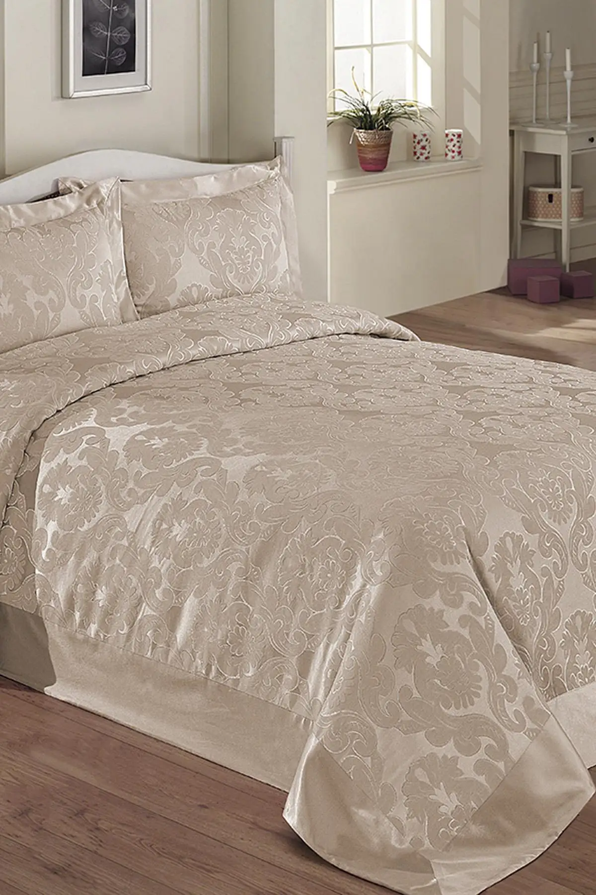 

Damask Single Personality Luxury Bed Cover Beige