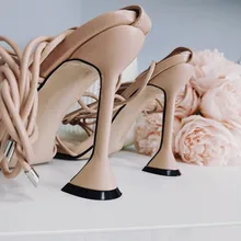 Aneikeh de verano zapatos de mujer Sandalias, de la Pu de moda Cruz-atado tacones de encaje fiesta bombas tamaño 35- 42 albaricoque blanco negro