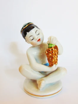 

Boy-girl with grapes, 6,5 cm. China. Lomonosov Porcelain Factory (lfz), 1950 s SK. G. c