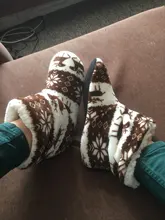 Zapatillas femeninas de cuero para el invierno, chanclas de felpa para calentarse, chancletas de uso interior en el hogar de estilo navideño, de algodón, para mujer