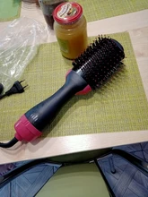 Cepillo que seca y volumiza el pelo de un solo paso, el cepillo produce aire caliente y puede alisar y arizar el pelo