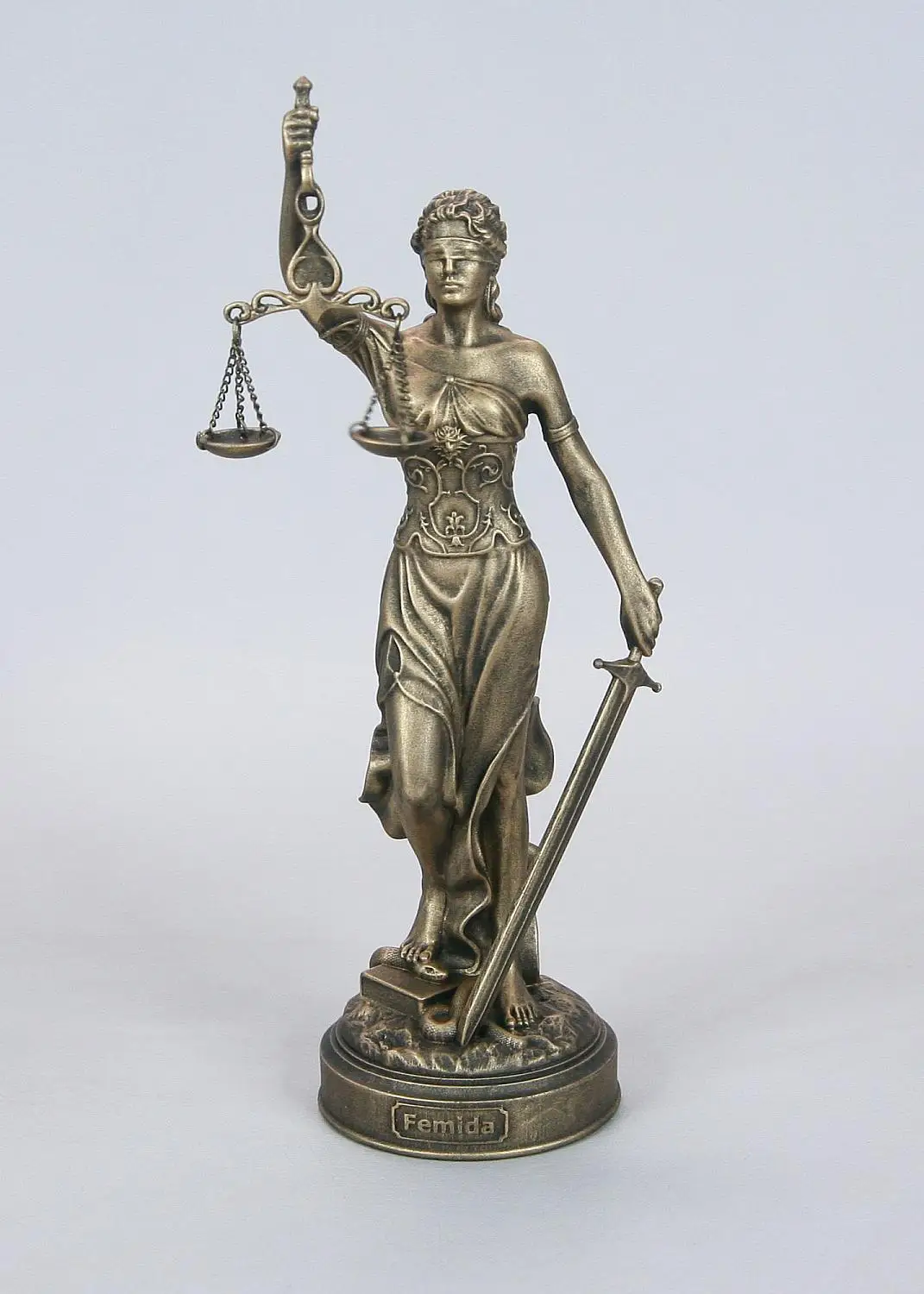 Картинка с изображением фемиды