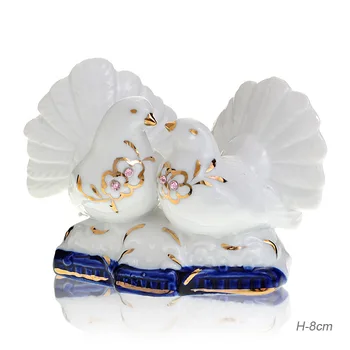

Figurine lovers pigeons