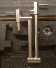 Grifo plegable montado en la pared para la cocina, Solo Frío de fregadero de un solo orificio, giratorio, latón y oro cromado