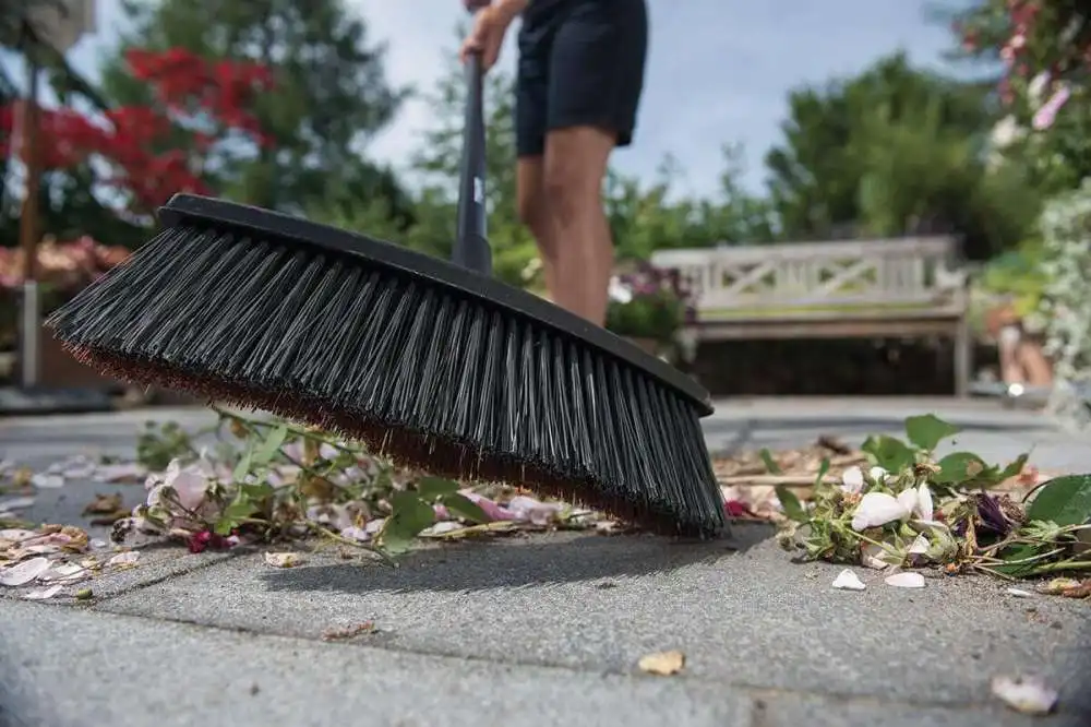 Метла садовая универсальная Fiskars Solid