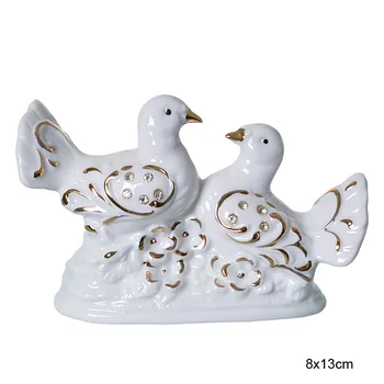 

Figurine lovers pigeons