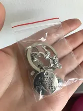 LLavero de equipo de Rugby, camiseta y pantalones de bola, llavero con abalorio, nunca se da cuenta, regalo creativo de graduación de clase mate, joyería artesanal