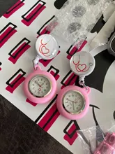 Reloj de bolsillo con dibujos animados para mujer, estetoscopio médico de enfermera, con corazón, retráctil, tarjeta de identificación, cabujón de cristal, regalo