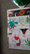 Suministros para fiestas temáticas de dinosaurios de cumpleaños para niños, vajilla desechable, plato, taza, caja de dulces de paja, sombrero, globo de invitaciones, etc.