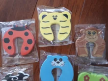 7 unids/lote la protección de la seguridad del bebé lindo Animal Tope de puerta de seguridad de bebé Tarjeta de bloqueo cuidado de recién nacido Niño dedo Protector