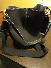 Bolso de mano de banda ancha de diseño de marca para mujer, bolso de hombro de PU de cubo de lujo, de un solo hombro, de gran capacidad, de color sólido
