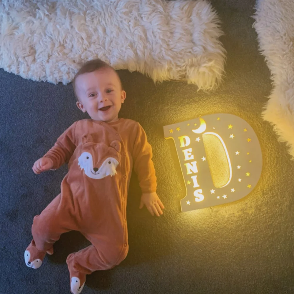Applique murale LED ajourée avec étoiles et lune, avec nom personnalisé