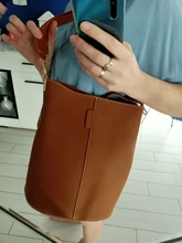 Bolso de mano de banda ancha de diseño de marca para mujer, bolso de hombro de PU de cubo de lujo, de un solo hombro, de gran capacidad, de color sólido