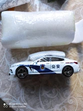 Coche de juguete de aleación fundido a presión M8 para niños, modelo de policía, luz de sonido de simulación, tira trasera de 6 puertas, vehículo de juguete abierto, regalos, 1/32