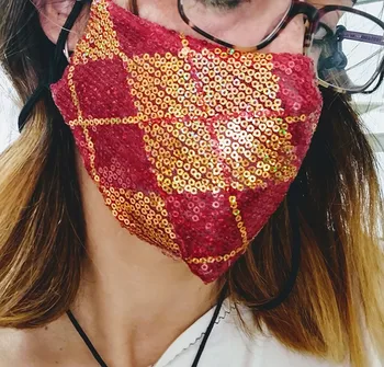 

Face mask Masks storage reusable in sequins Plaid Red. NO ago missing meter filter, the interior is TNT gray color