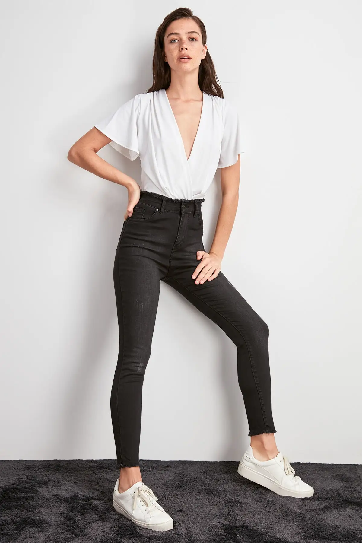 Trendyol Beli узкие джинсы с высокой талией и кисточками TWOAW20JE0486