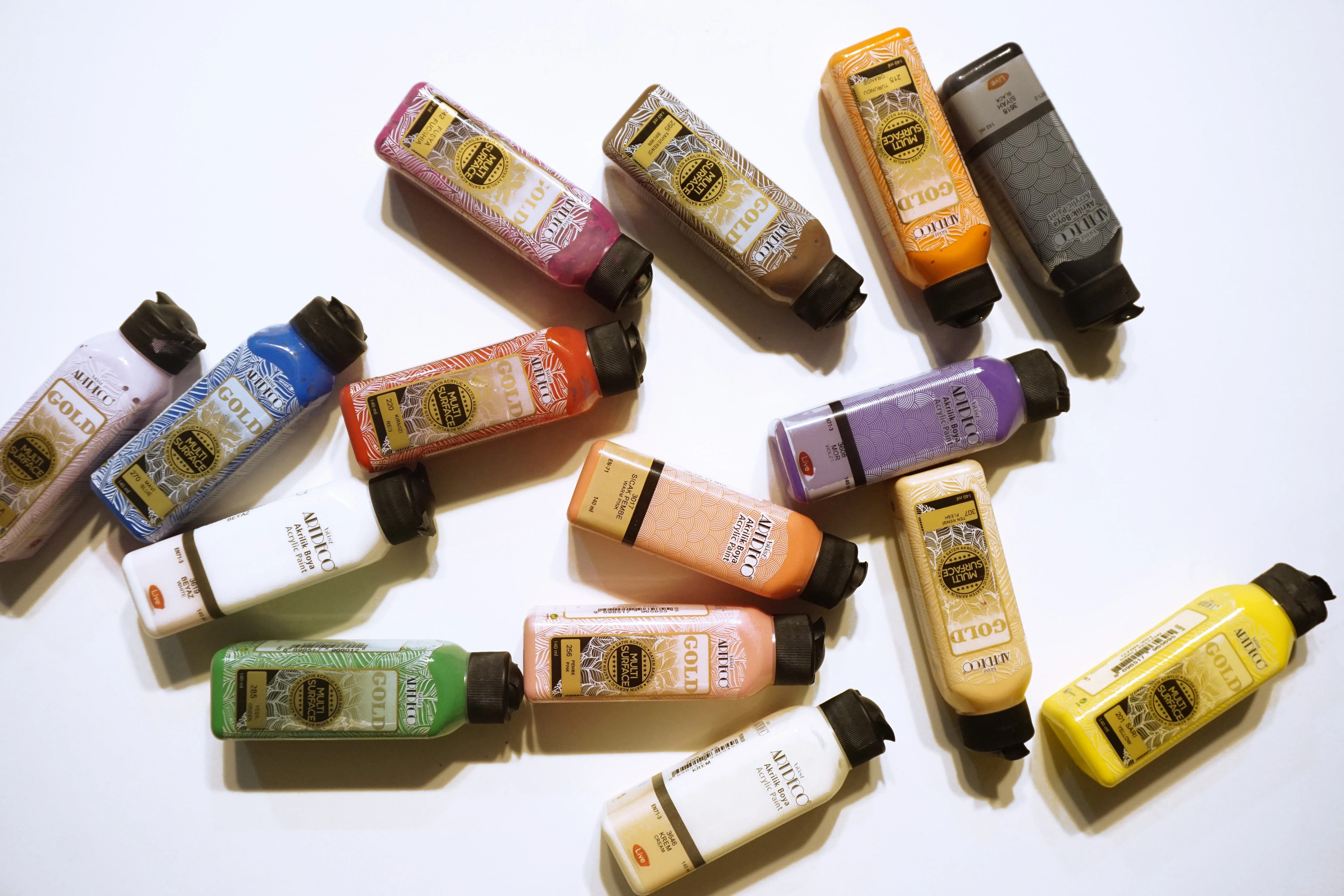 Материалы для рисования красками. Акриловые вредно. Сухой краситель для акриловой краски. Акриловая краска смывается с одежды. Сухая темперная краска.