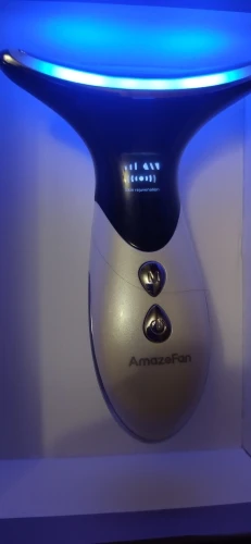 Отзыв о товаре AmazeFan Против морщин на шее Подтяжка для лица и шеи Устройство красоты Светодиодная фотонная терапия Уход за кожей EMS Затянуть шеи Массажер Ум... от пользователя A***h