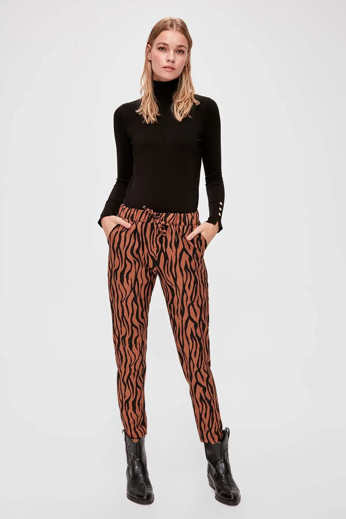 Брюки с рисунком Trendyol TWOAW20PL0546